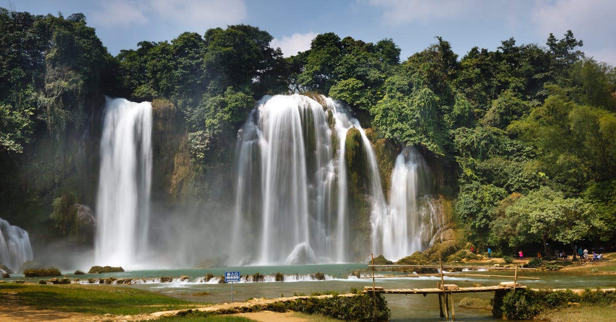 Giới thiệu khái quát về Cao Bằng, địa điểm du lịch nổi bật tại Việt Nam. Thông tin về lượng khách du lịch đổ về Cao Bằng, với con số ấn tượng là trên 1,7 triệu lượt khách. Các lý do du khách ngày càng lựa chọn Cao Bằng làm điểm đến yêu thích.